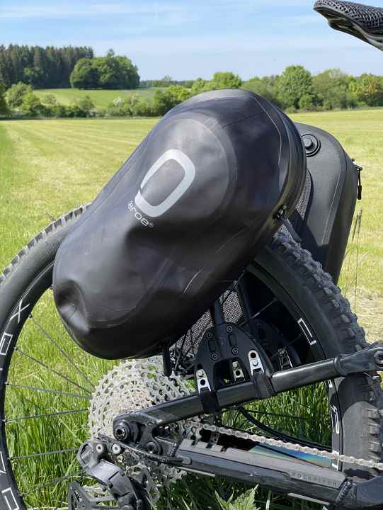 Dafür passt der Aeroe Adventure Pod hinten auch ohne extra Spider Cradle an den Träger. Und der hat auch 11 Liter Volumen!