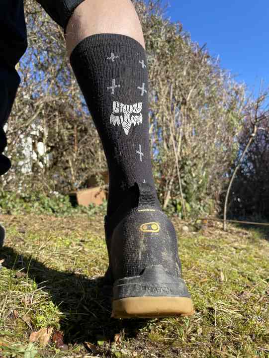 Die Socken sind warm und sitzen prima, könnten aber in eng geschnittenen Schuhen zu dick sein.
