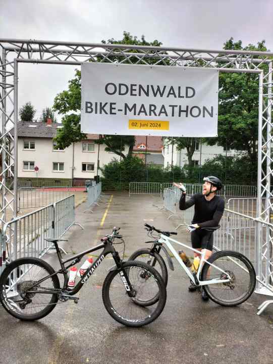 Der Odenwald Bike Marathon fiel wortwörtlich ins Wasser. BIKE-Redakteur Jan Timmermann und Teampartner Tobias Knetsch machen trotzdem das Beste draus.