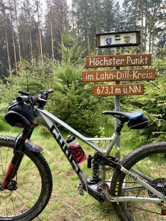 Kein Gipfel, sondern mitten im Wald: der Höhepunkt unserer heutigen Etappe.