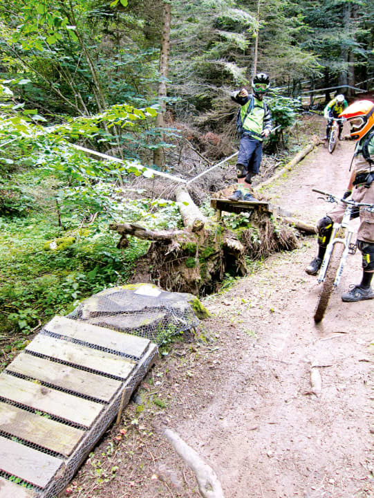 So bitte nicht: Solche Bikepark-Stunts erfordern die Präzision eines Chirurgen. Gefährlich! | h!