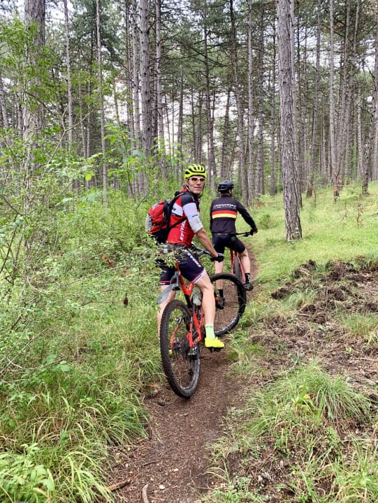 "Ja lass uns den Rot-Weiß-Trail fahren. So wie immer." Larry: "Ich weiß nicht, wo du immer fährst. Wir fahren hier lang."