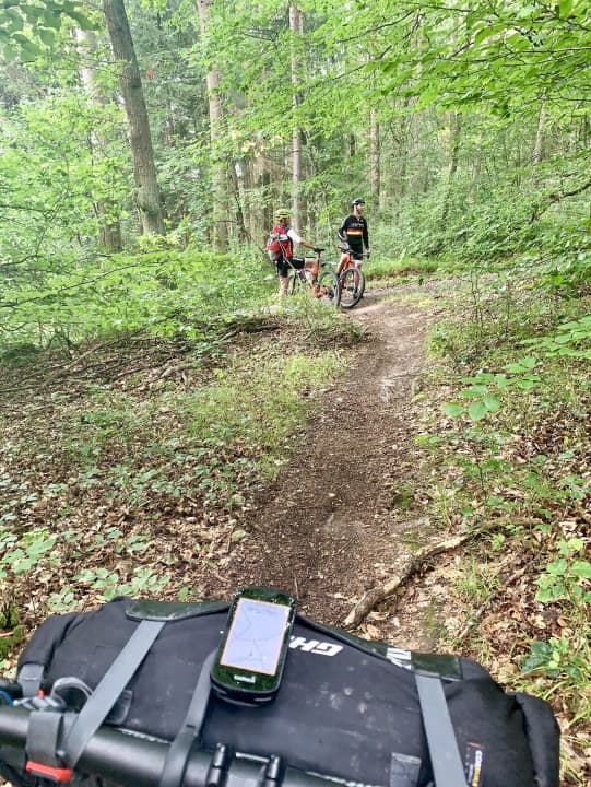 Am Ende des legendären "Larry-Trails", den der Entdecker eigentlich Dornröschen-Trail getauft hat. Die letzten Trail-Meter führten entlang der A7, bevor es über Wiesen- und Schotterwege rüber nach Volkach ging.