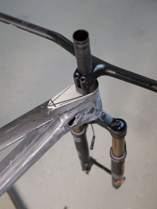   Die Aluminiumplatte ist die Basis des Lenkanschlags.