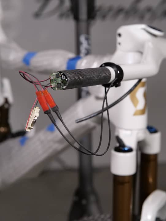   Die Steuerungen für die AXS-Schaltung und die elektronische Variostütze verstecken sich im Inneren des Lenkers.