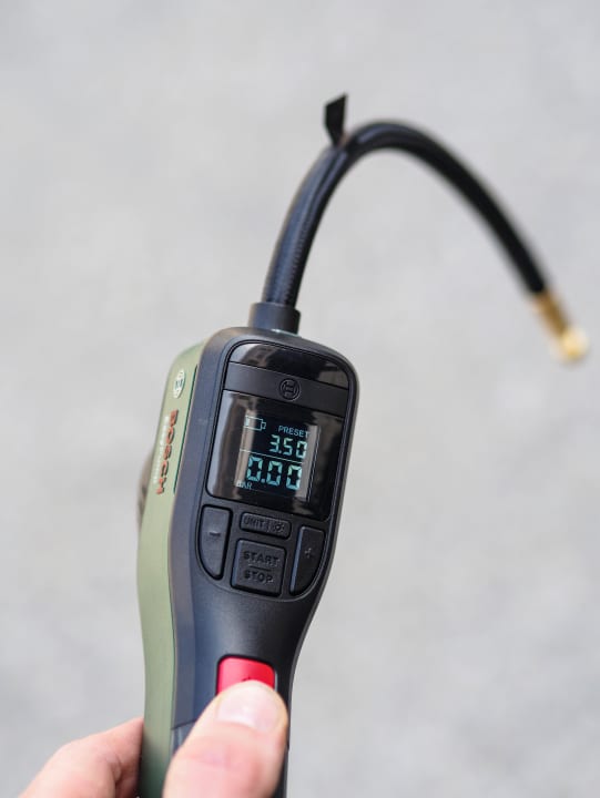   Eine Füllung eines MTB-Reifens auf 2 bar dauerte mit der Bosch Easypump bei uns 1:55 Minuten.
