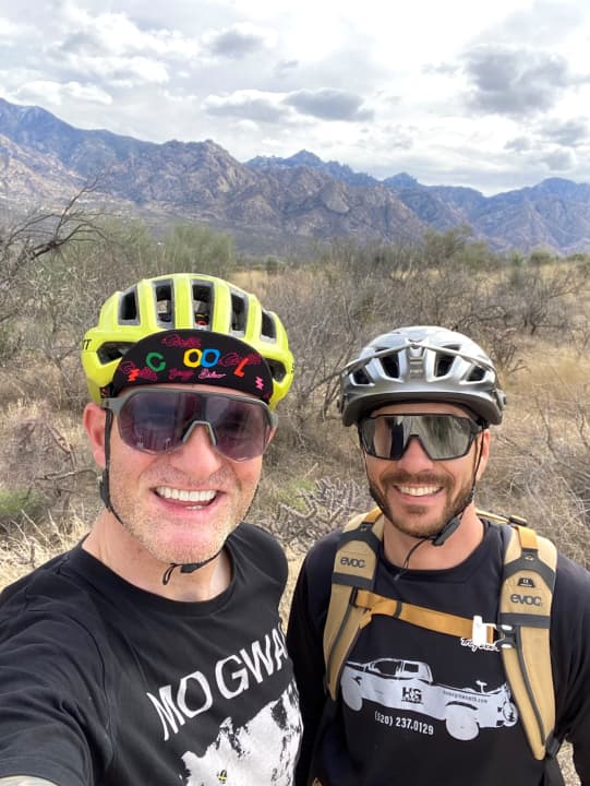 Reporter Henri Lesewitz (links) macht noch schnell ein Selfie mit Guide Juan, dann geht es rein ins Singletrail-Paradies.