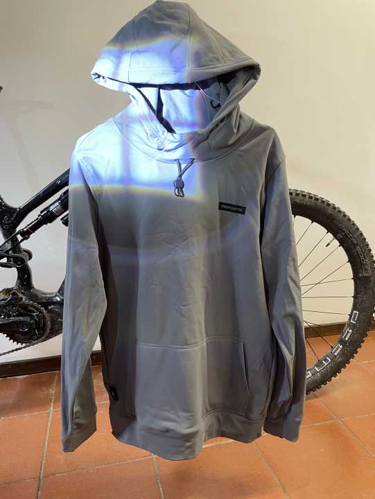 Der Monserat Tech Hoodie ist eigentlich Pullover und leichte - aber vor allem lässige - Jacke in einem.