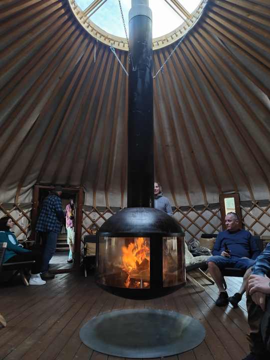 Der schwebende Kamin in der Lounge spendet Wärme und Ruhe.