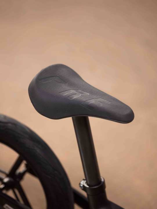 Takket være den ergonomiske sadel, der er lavet af genanvendt plast, kan børn sidde komfortabelt og bæredygtigt på den gigantiske pre rcarbon.
