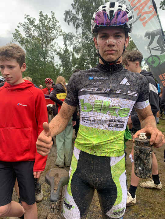 Daumen hoch nach dem Rennen!