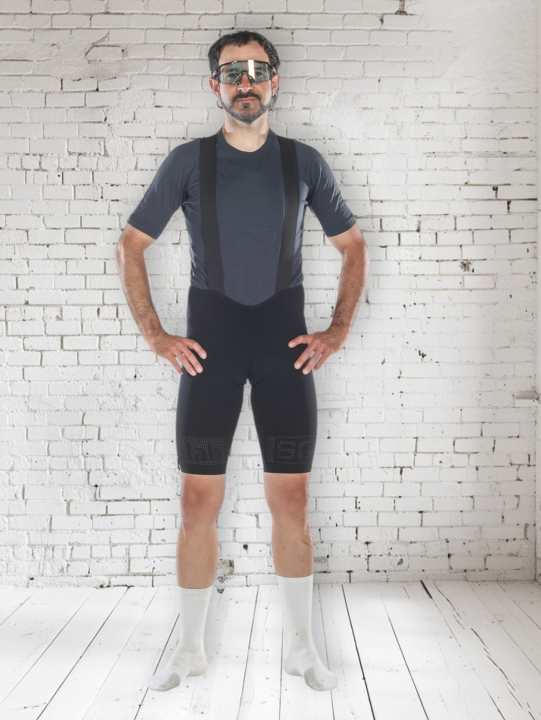 Mit der SQlab SQ-Short One12 R haben die Ergonomie-Experten eine extrem leichte und luftige Race-Bib-Short mit ganz speziellem Sitzpolster im Programm