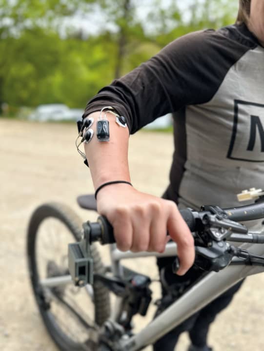 Die Unterarme wurden mit insgesamt 6 EMG-Sensoren ausgestattet, die die Muskelaktivierung messen und protokollieren. Beschleunigungssensoren an Lenker und Vorbau messen Unebenheiten als Vibrationen.