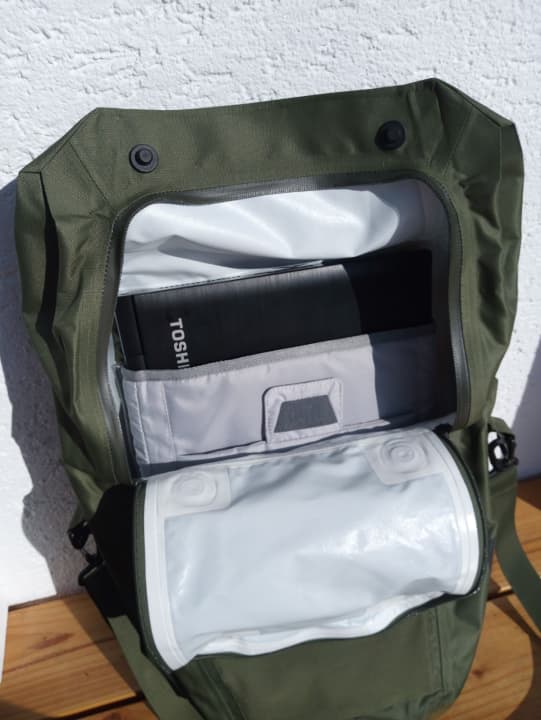 Ein helles Innenfach in dem auch der Laptop sicher aufbewahrt ist, erhöht den Alltagsnutzen der Deuter Mainhattan.