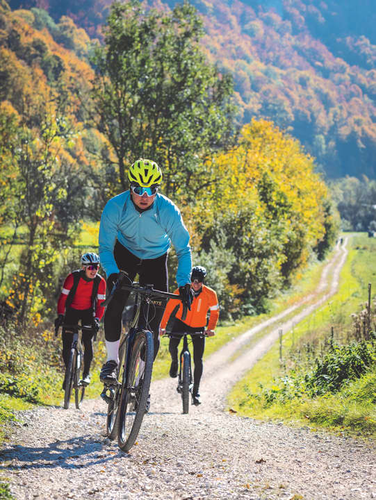 Radsportler, aber Gravel-Novizen: ­Lukas, Florian und Andreas haben an einem perfekten Tag ausprobiert, ob so ein Gravelbike wirklich Spaß macht.
