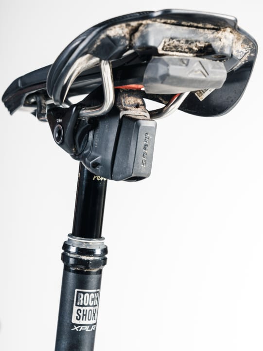 Durch gleichzeitiges Drücken der Schalttasten lässt sich die Vario-Sattelstütze von Rockshox absenken.