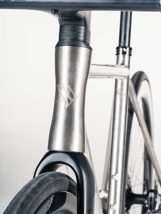 Schicke Optik: Der Steuerkopf im Sanduhr-Design ist an hochgezüchtete Wettkampfräder aus Carbon angelehnt.