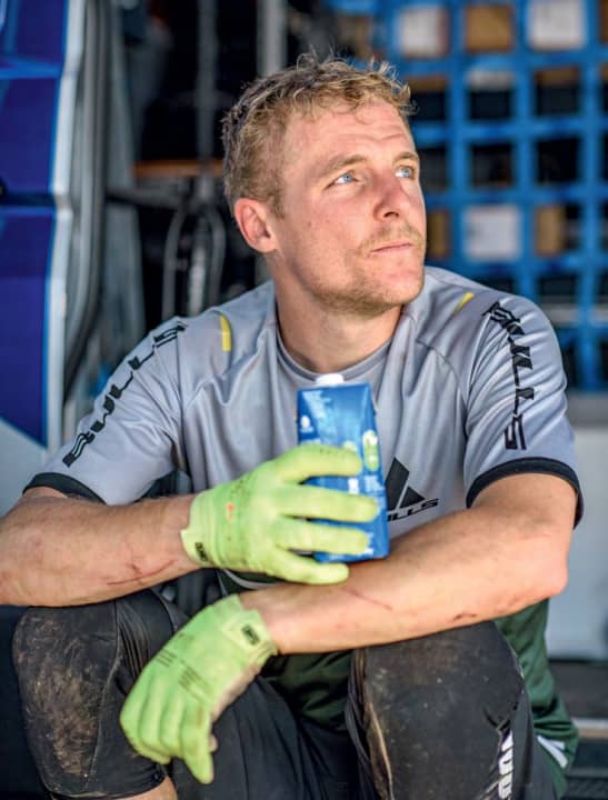 Es ist einfach so viel wert, eine Fami­lie zu haben. Alles zusammen zu erleben, zusammen genießen zu können. Aber Profi-Racing und Familie, das ist schon ein Kontrast. Beidem möchte man die volle Aufmerksamkeit geben. Ich rechne es meiner Frau deswegen hoch an, dass sie mir alle Last von den Schultern nimmt, wenn sie weiß, dass es jetzt wichtig ist für mich. Sobald ich vom Rennen zurückkomme, versuche ich aber, zu Hause vollen Einsatz zu fahren. | en.