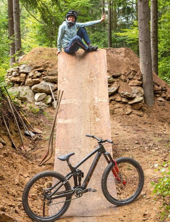Slopestylerin Kathi Kuypers Trek Remedy Custom Slopeduro BIKE