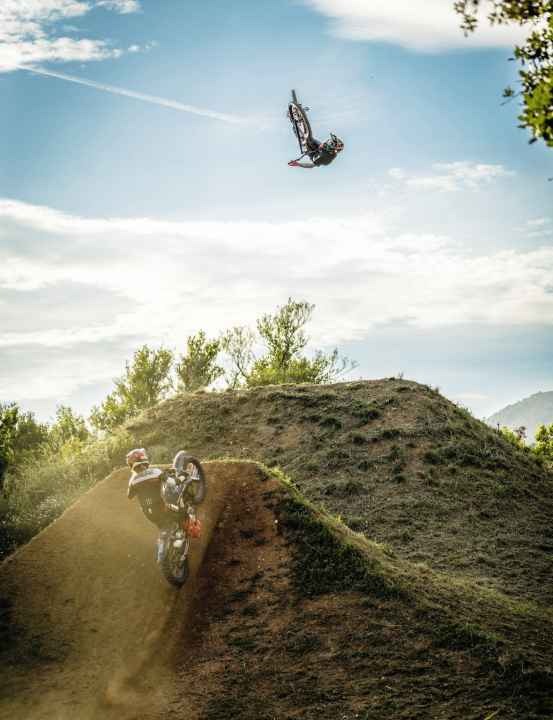 Moto meets Freeride Andreu bei einer Trainings-Session mit MX-Star Julien Vanstippen. „Du musst mit deinem Leben was anstellen, sonst wird’s langweilig“, sagt Andreu.
