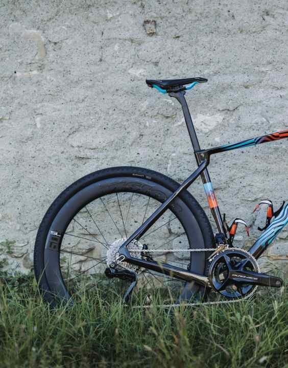Die Felgen an Matej Mohoričs Rad sind 60 mm hoch, aus Carbon, haben 24 Messerspeichen und einen Verkaufspreis von 2200 Euro.