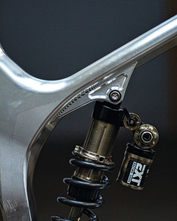   Der EXT-Dämpfer steht nahezu senkrecht im Bike und quetscht je nach Setup 135 oder 145 Millimeter aus dem Hinterbau.