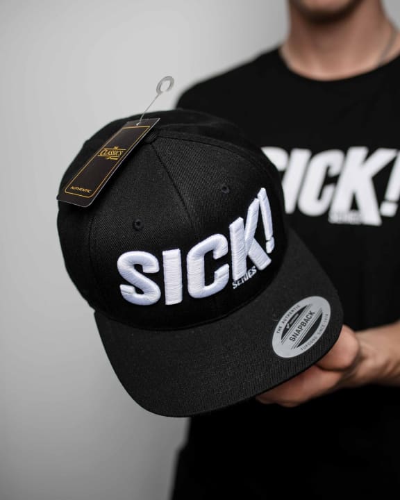   Klassische, schwarze <a href="https://sick-series.com/collections/kappen/products/snapback-schwarz" target="_blank" rel="noopener noreferrer nofollow">Snapback-Cap mit 3D gesticktem SICK!-Logo</a>  und vertellbarem Verschluss. Wert: 34,99 Euro.