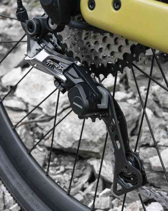 Die Shimano Gravelgruppe GRX kommt bei Schaltung und Bremsen zum Einsatz.