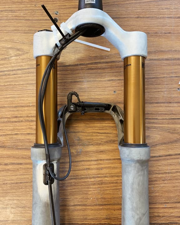   Mit der Serienlösung gab sich Dangerholm nicht zufrieden. Deshalb sitzt am Hyper Spark der Frontsensor des Fox Live Valve am Bremssattel anstatt an der Gabelbrücke.