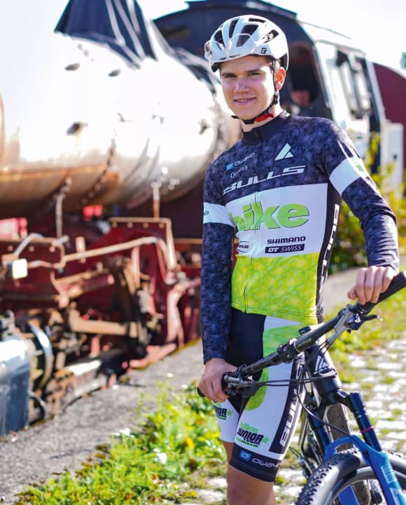 Dennis Krimmel trägt sein Team-Outfit mit Stolz. 