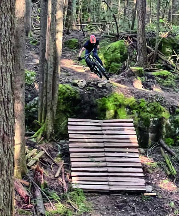 Unser Tester Tim mit dem Canyon Torque - unterwegs auf den knackigen Double-Black-Diamond-Trails in Whistler.