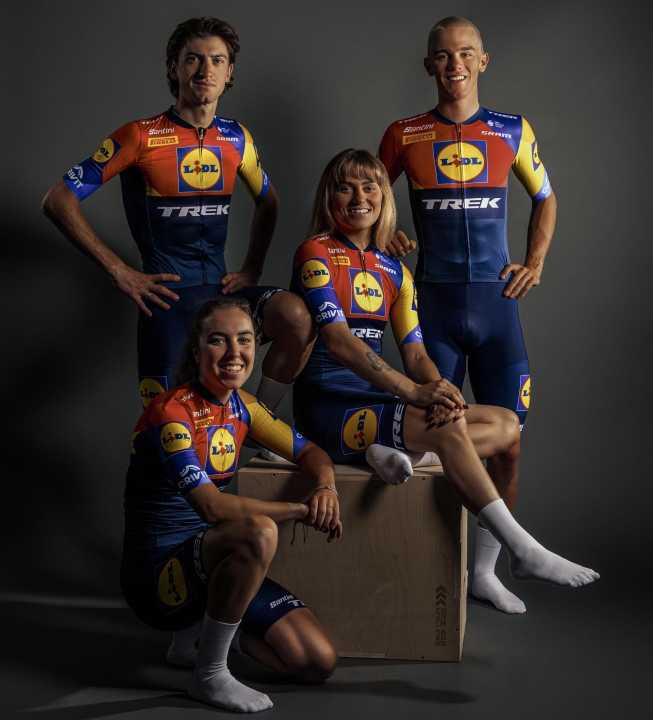 Das Trikot von Lidl-Trek für 2025 ist <a href="https://www.awin1.com/cread.php?awinmid=13708&awinaffid=471469&clickref=T+Lidl-Trek+Trikot&ued=https%3A%2F%2Fwww.bobshop.com%2Fde%2Fsantini%2Flidl-trek-kurzarmtrikot-aero-race-2025%2Fbunt%2F" target="_blank" rel="noopener noreferrer nofollow">z.B. hier erhältlich</a>*