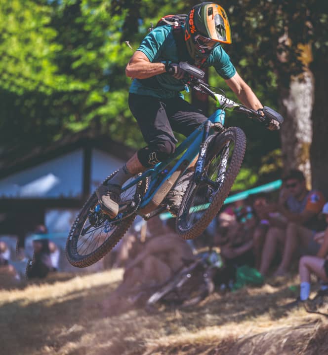 Hart im Einsatz: Tester Tim Folchert testet die Flugeigenschaften seines Cubes während des Enduro Rennens in Roßbach.