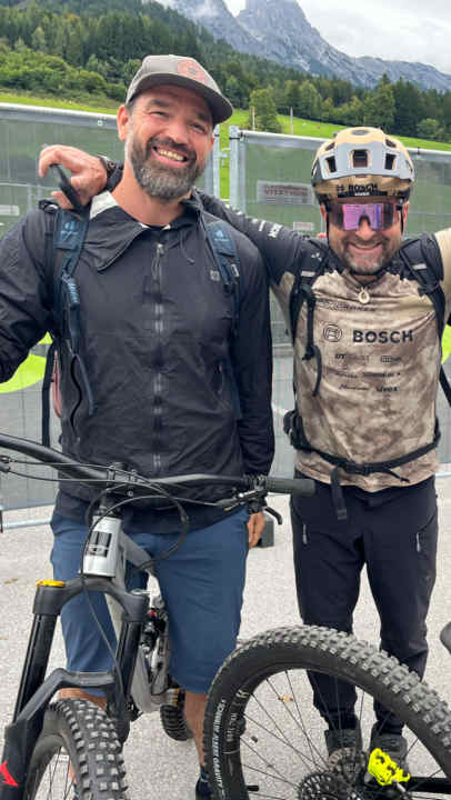 Timo Pritzel (li) und Fahrtechnik-Guru Stefan Schlie unterwegs in Leogang. Timo gab Yoga-Kurse, Stefan verriet das Geheimnis des Uphill-Flows.
