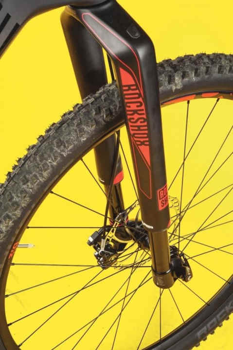   CUBE ELITE Wenn Geld keine Rolle spielt, landen die besten Komponenten am Bike. Die Rock Shox RS-1 war die überlegene Federgabel des Tests.