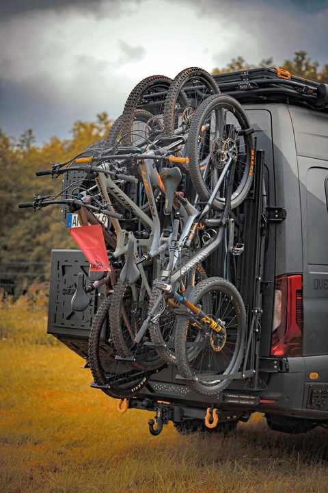 Mit dem Bikelift lassen sich bis zu vier Bikes platzsparend an eine Hecktüre des Vans schnallen