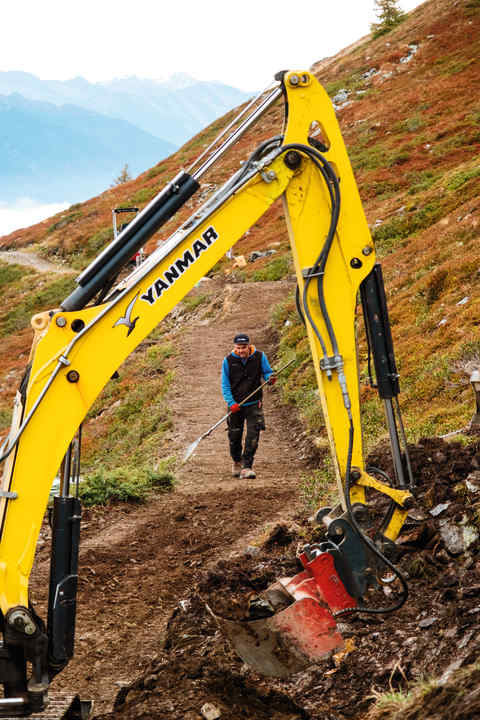 Makke bei der Arbeit: Der gelernte Elektriker baggert seit 2010 am Herrnsteig und ist inzwischen Vollzeit am Kronplatz für den Trail- und Wegebau zuständig.