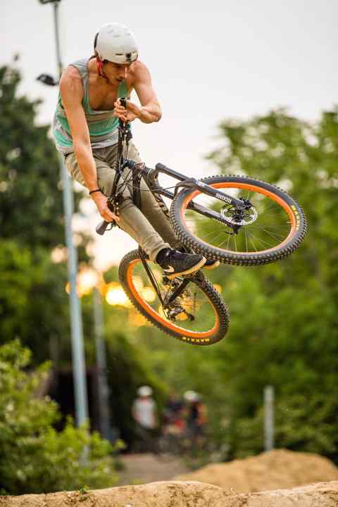   Da geht was! Das kompakte Cotic fühlte sich bei Luftnummern besonders wohl. Vielen Dank an Local Dominik Zehnle. Er ließ die Kisten im Freiburger Dirtpark fliegen.