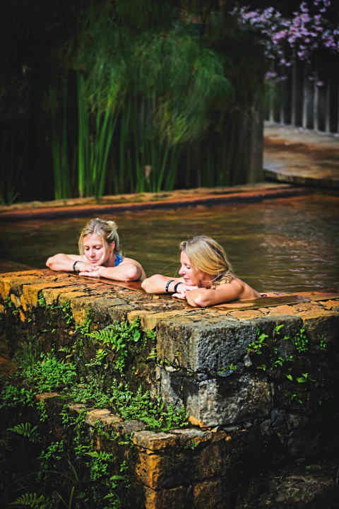   Da möchte man gar nicht mehr raus: Entspannungsbad in den 39 Grad heißen Quellen von Poca da Don Beija.