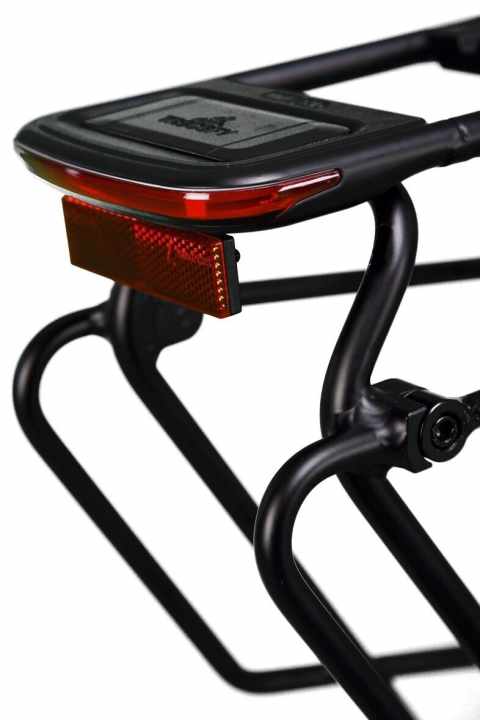 AWARD GEWINNER – Basil Commuter Carrier   Hersteller: Basil   Statement der Eurobike Award Jury: „Alles dran: Integriertes, seitlich strahlendes Rücklicht, ein breiter Bereich, innerhalb dem der Träger auf Rad und Fahrergröße (Fußfreiheit!) angepasst werden kann und das GPS-Modul als Diebstahlsicherung. Das Gesamtpaket zum sehr günstigen Preis konnte die Jury überzeugen.“