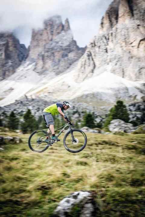   Bleibt man auf gemäßigten Trails und Schotterpisten, lässt sich das Dolomiten-Panorama rund um Langkofel und Marmolada auch mit Hardtails erkurbeln – wie hier beim Foto-Shooting. 