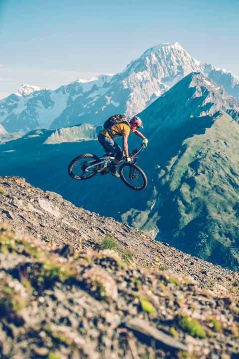 Guido Tschugg segelt auf seinem Haibike durch die französischen Alpen.