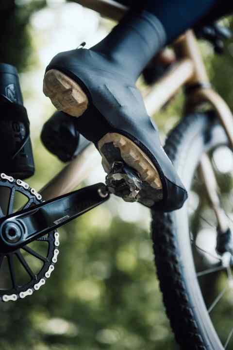 Die neuen wasserdichten Überschuhe von Fizik sollen für MTB und Road gleichermaßen ausgelegt sein.