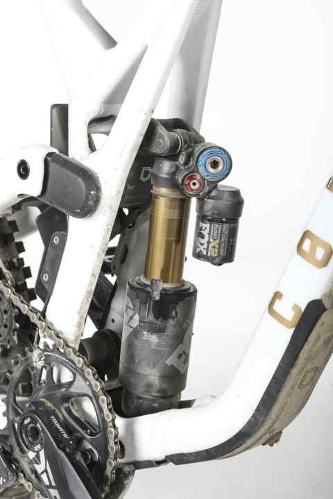Luftheck: Das Commencal besaß den einzigen Luftdämpfer im Test – gibt’s alternativ aber auch mit Stahlfeder-Heck. Optional können unterschiedlich steife Sattelstreben-Brücken montiert werden.