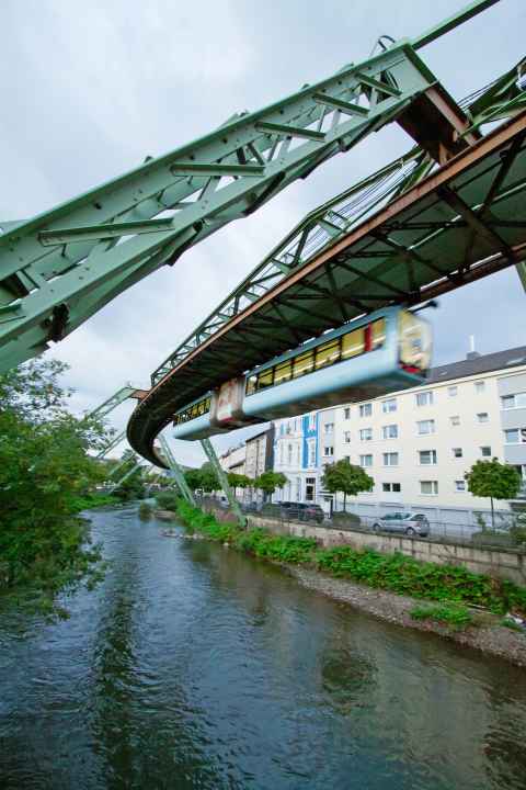 Mitten durchs Herz. Nach vielen Kilometern auf abgelegenen Bahntrassen sorgt eine Fahrt durch 
Wuppertals City für neue Reize. Die Schwebebahn ist einzigartig auf der Welt.