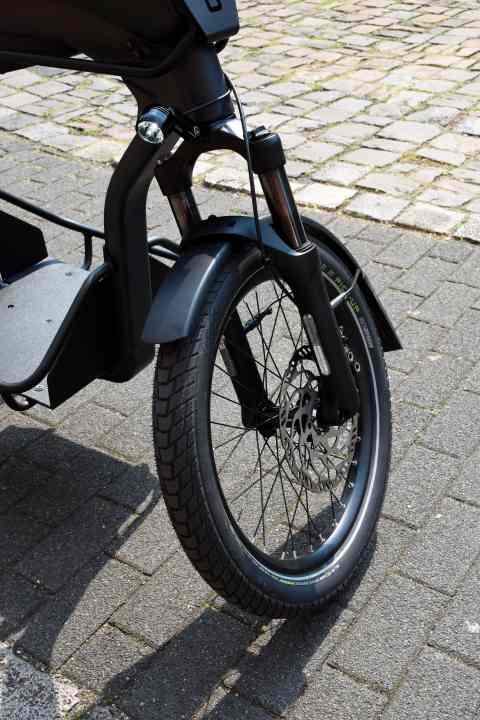 Das Vorderrad des Ca Go CS lässt sich fast im 90-Grad-Winkel einschlagen. Dadurch lässt sich das Lastenrad einfach manövrieren.