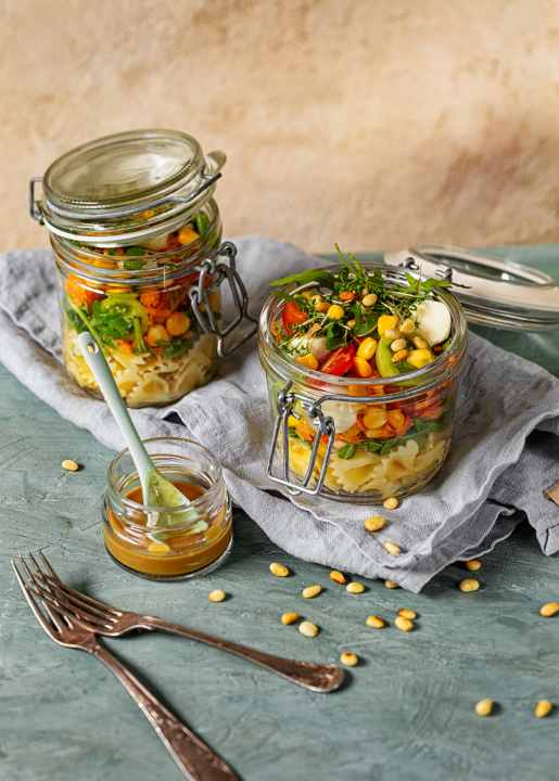 Nudelsalat gehört zum kleinen Einmaleins der Resteverwertung. Nach unserem Rezept kommt auch der Geschmack nicht zu kurz.