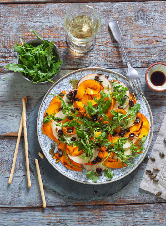 Vegane Ernährung muss nicht nur Salat bedeuten. Sportler können von einer besseren Regeneration profitieren, sollten aber auf eine ausreichende Kalorienzufuhr achten.