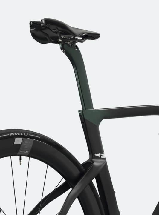 Schnell: Sattelstütze und Sitzrohr am Pinarello sind extrem in die Länge gezogen und haben ihren Anteil an der sehr guten Aero-Performance des Dogma F.