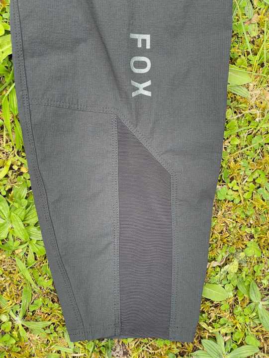 Zum Fuß hin sind die Ranger Pants eng geschnitten. Das Mesh ist aber dehnbar und man kommt gut mit dem Fuß durch.